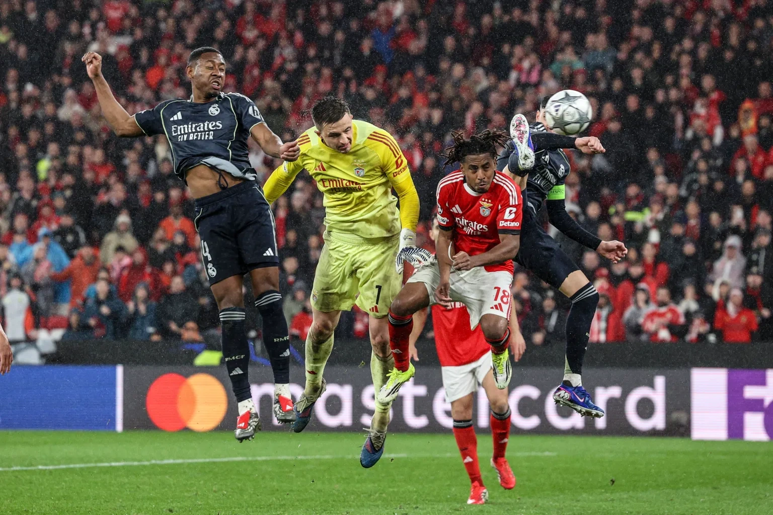 CĐV nghi ngờ kết quả bốc thăm Champions League bị dàn xếp